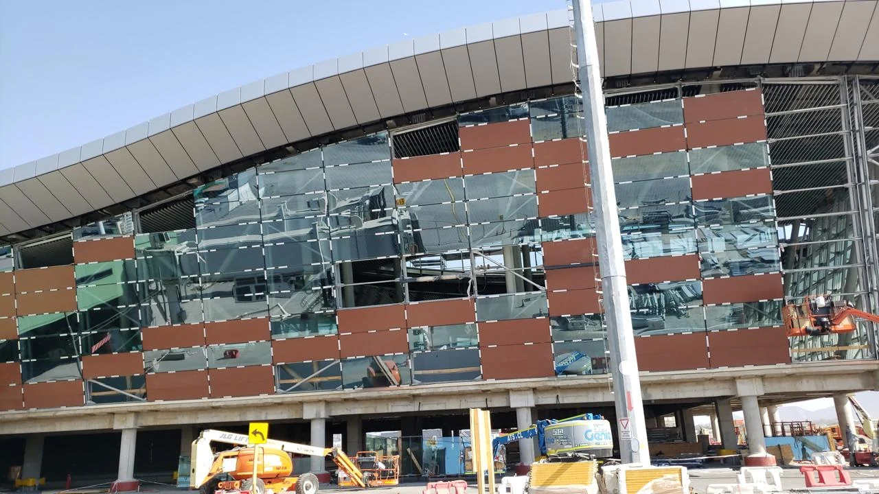Fachada do Aeroporto Internacional de Santiago em execução