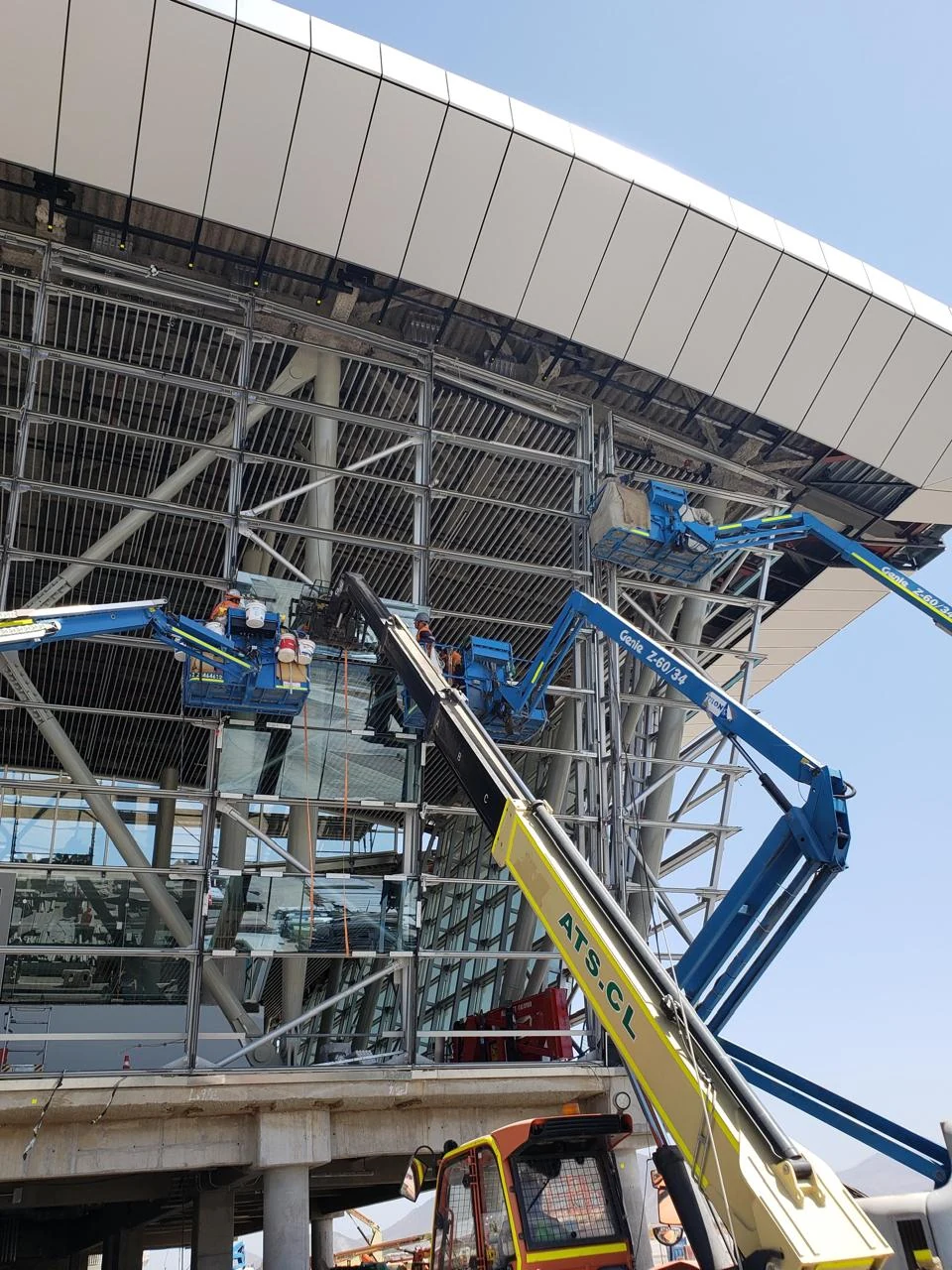 Instalação da fachada com plataformas elevatórias no aeroporto de Santiago