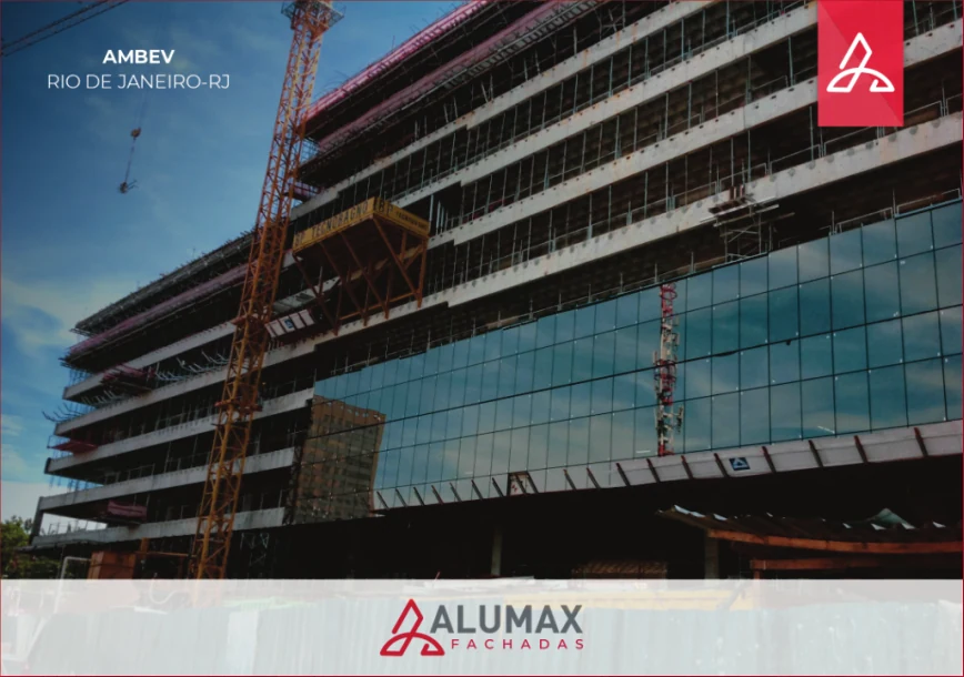 Fachada executada pela Alumax
