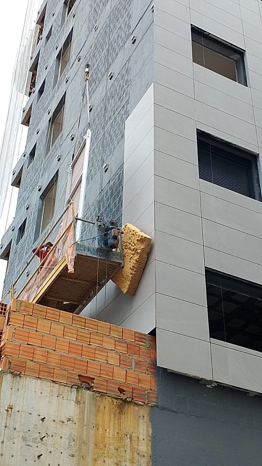 Detalhe da instalação da fachada na obra Salinas