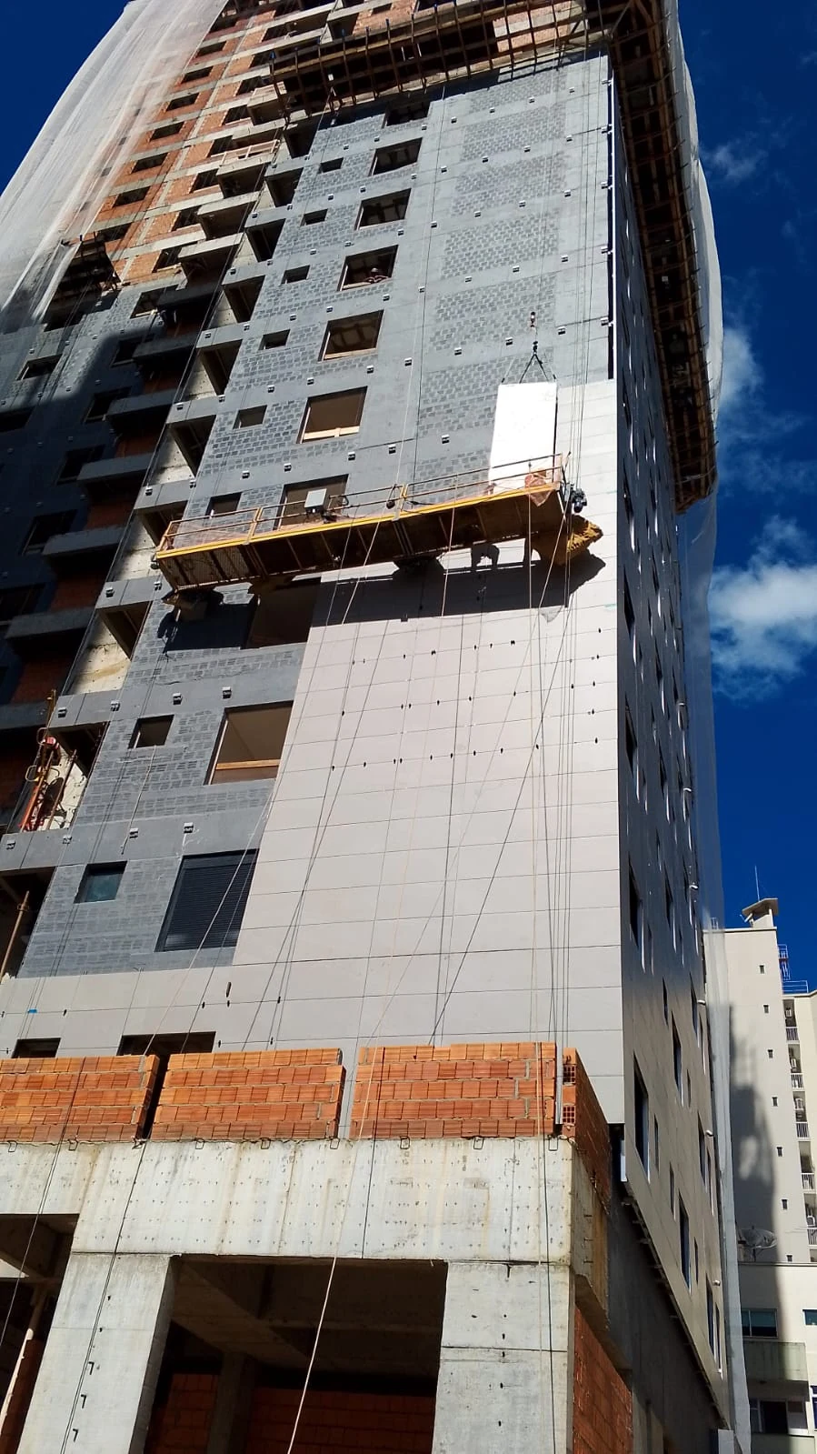Plataforma de instalação na obra Salinas